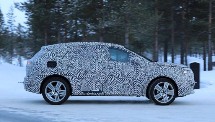 Nuovo SUV DS7 prime foto spia