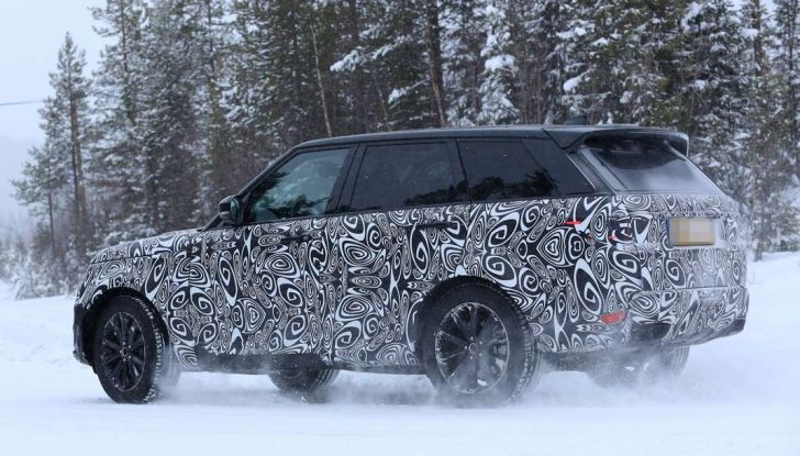 Land Rover Range Rover MY2018 immagini spia del futuro SUV britannico - Foto 6 di 12