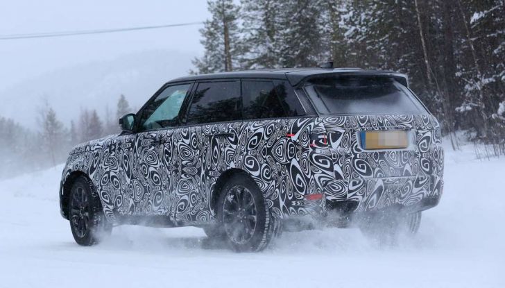 Land Rover Range Rover MY2018 immagini spia del futuro SUV britannico - Foto 7 di 12
