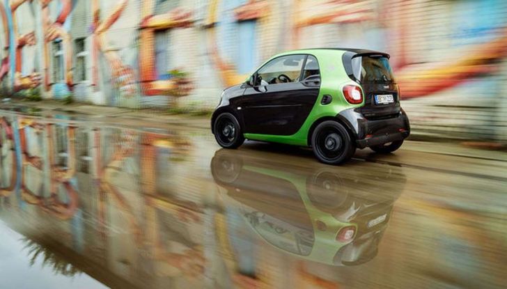 Smart elettrica vista 3/4 posteriore laterale.