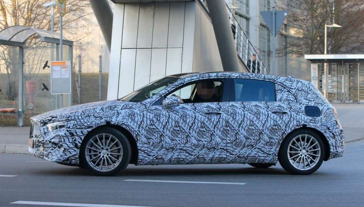 Mercedes Classe A nuove foto spia 2017, profilo.