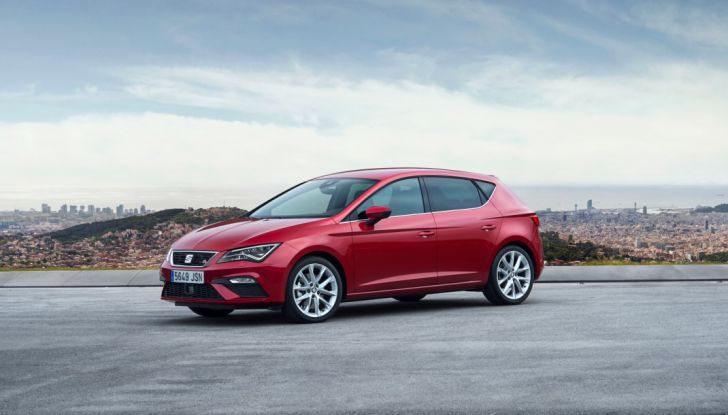 Nuova Seat Leon,colore rosso, vista 3/4 anteriore laterale sinistra.