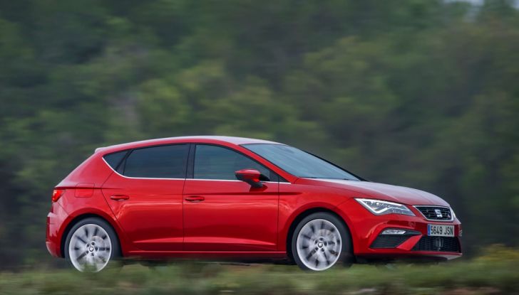 Nuova Seat Leon, vista laterale, prova su strada.
