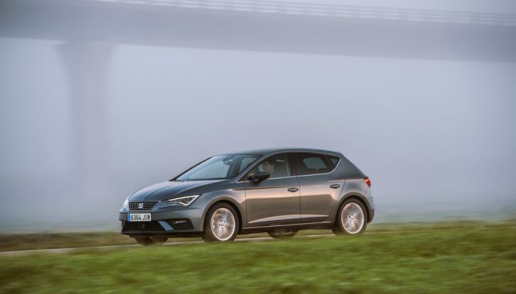 Nuova Seat Leon in movimento, vista laterale sinistra .