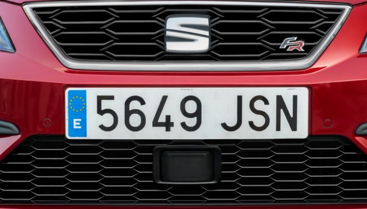 Seat Leon, calandra e targa.