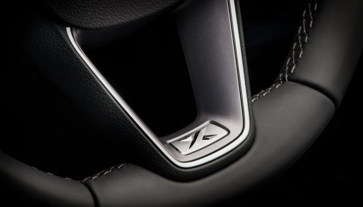 Nuova Seat Leon dettaglio logo sul volante.