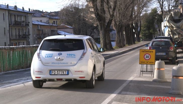 Prova su strada della Nissan Leaf.