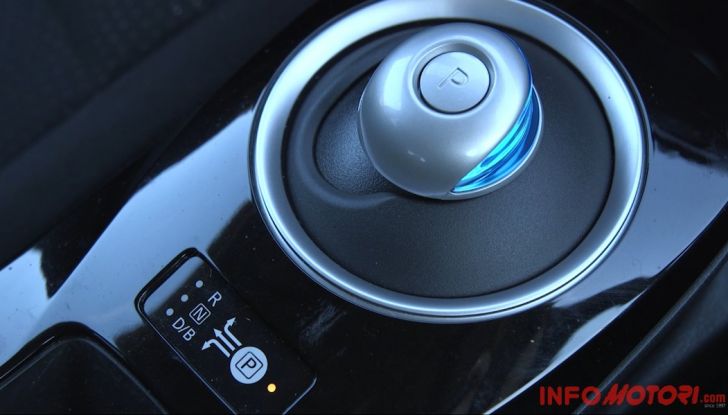 Nissan Leaf, tasto per la modalità B per ottenere una frenata rigenerativa più potente.