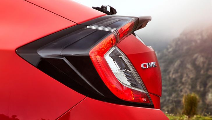 Nuova Honda Civic 2017, spoiler e design dei gruppo ottico.