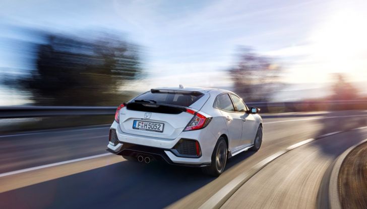 Civic Honda nuova, in movimento prova su strada.