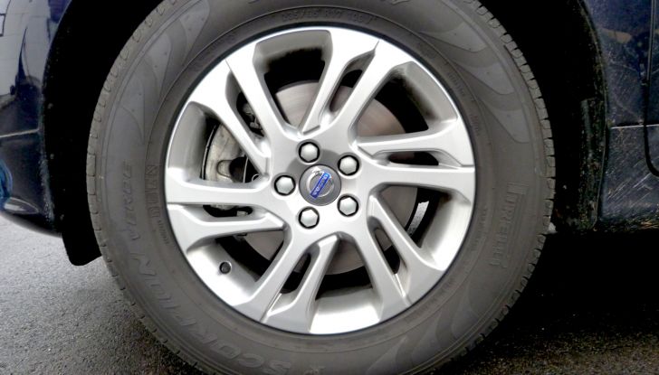volvo XC60 prova su strada ruota
