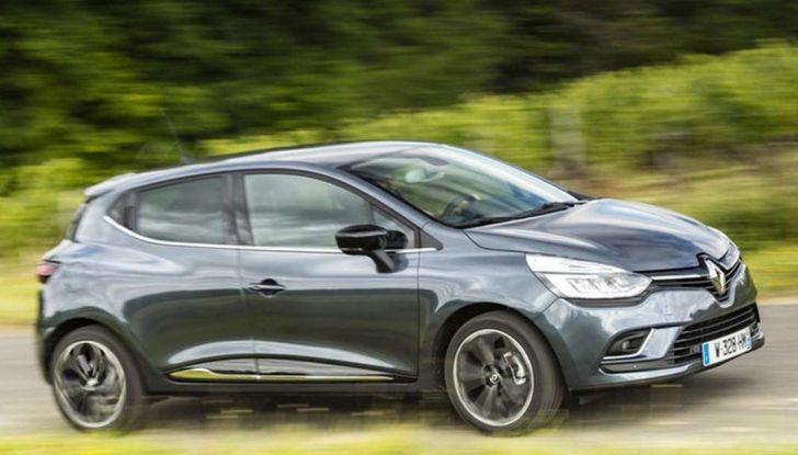 Renault Clio Turbo GPL vista laterale in movimento.