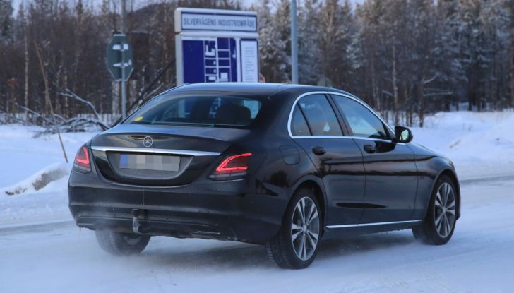 Mercedes Classe C Facelift, prime immagini spia e dettagli del nuovo modello - Foto 5 di 20
