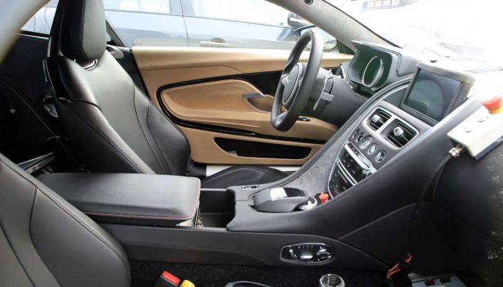 Aston Martin DB11 Volante 2018: le prime foto spia - Foto 17 di 24