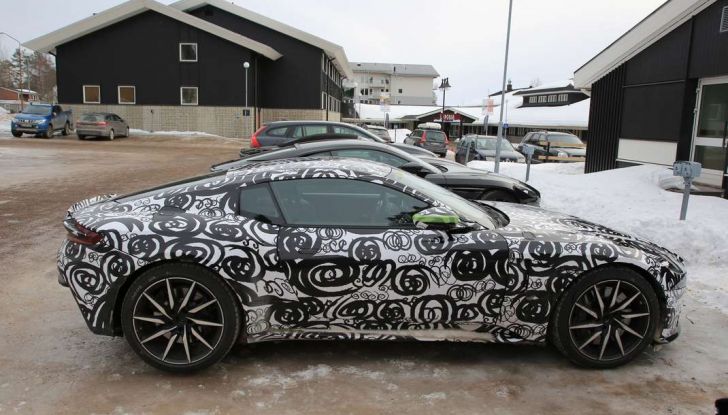 Aston Martin DB11 Volante 2018: le prime foto spia - Foto 24 di 24