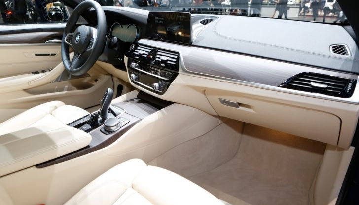 BMW Serie 5 Touring motorizzazioni, allestimenti e informazioni - Foto 23 di 25