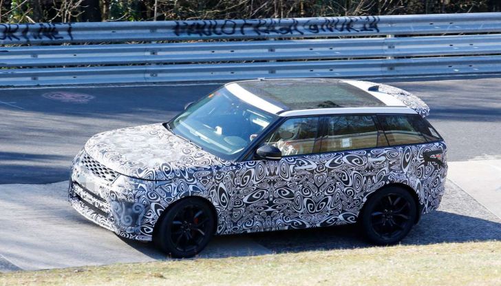 Range Rover Sport SVR prime foto spia dei test al Nurburgring - Foto 12 di 14