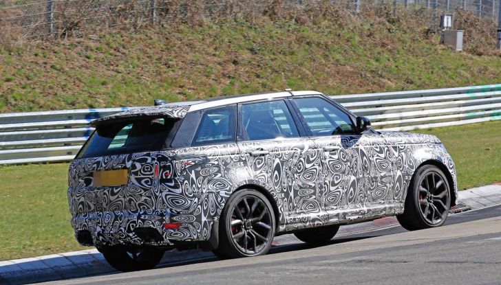 Range Rover Sport SVR prime foto spia dei test al Nurburgring - Foto 9 di 14