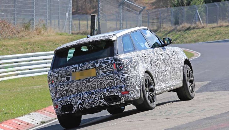 Range Rover Sport SVR prime foto spia dei test al Nurburgring - Foto 10 di 14