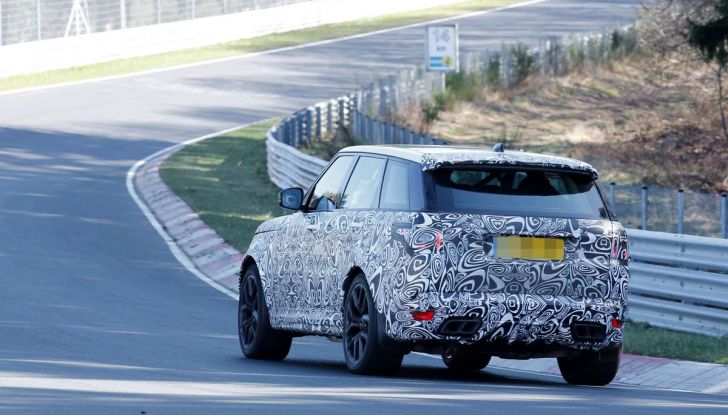 Range Rover Sport SVR prime foto spia dei test al Nurburgring - Foto 5 di 14