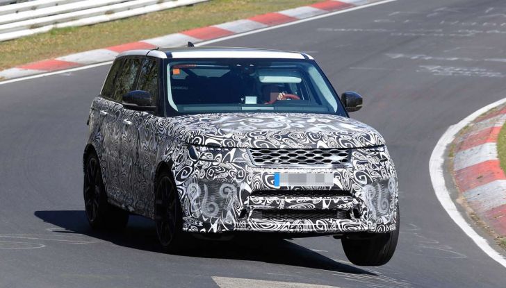 Range Rover Sport SVR prime foto spia dei test al Nurburgring - Foto 6 di 14