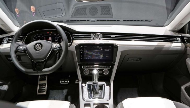 Volkswagen Arteon, la fastback che arriva da Wolfsburg - Foto 36 di 37