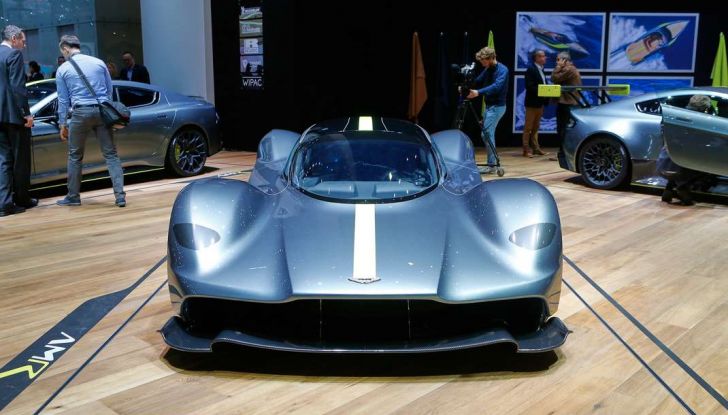 Aston Martin Valkyrie con vernice fatta di polvere lunare! - Foto 4 di 12