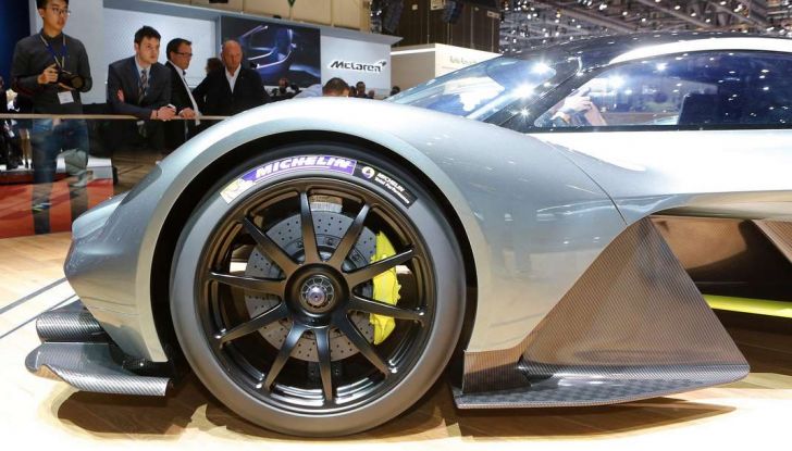 Aston Martin Valkyrie con vernice fatta di polvere lunare! - Foto 6 di 12