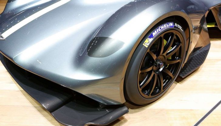 Aston Martin Valkyrie con vernice fatta di polvere lunare! - Foto 7 di 12