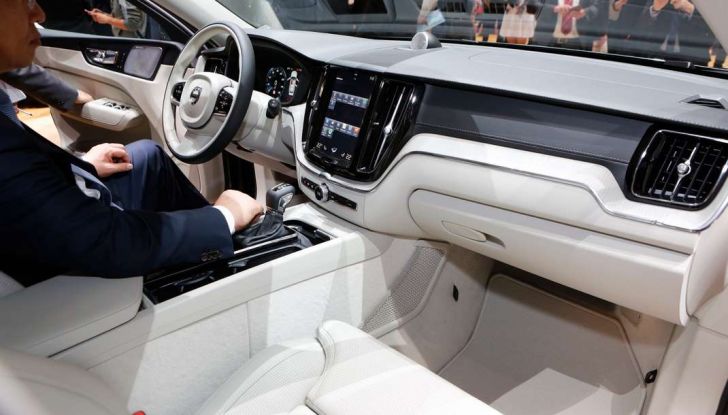 Nuova Volvo XC60 2017: Il martello di Thor - Foto 6 di 22