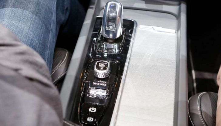 Nuova Volvo XC60 2017: Il martello di Thor - Foto 8 di 22