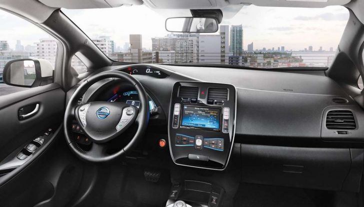 Papa Francesco si muove con Nissan LEAF, auto 100% elettrica - Foto 6 di 8
