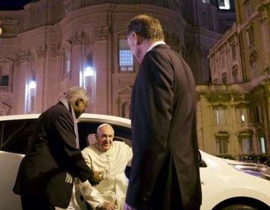Papa Francesco si muove con Nissan LEAF, auto 100% elettrica - Foto 2 di 8