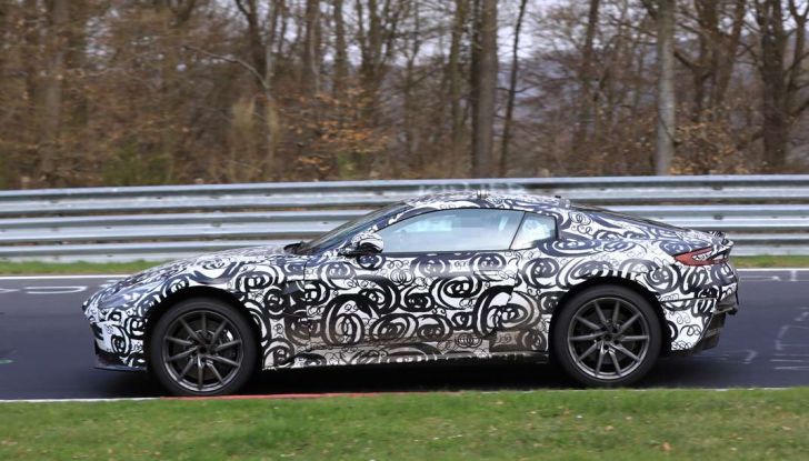 Aston Martin Vantage 2018 prime immagini spia della sportiva inglese - Foto 21 di 23