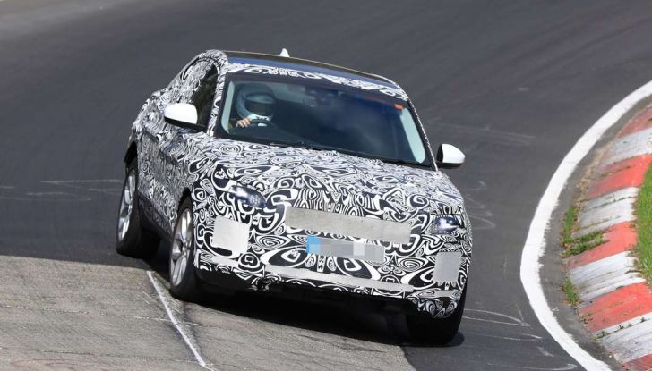 Jaguar E-Pace 2018, prime immagini spia dei test dinamici - Foto 4 di 13