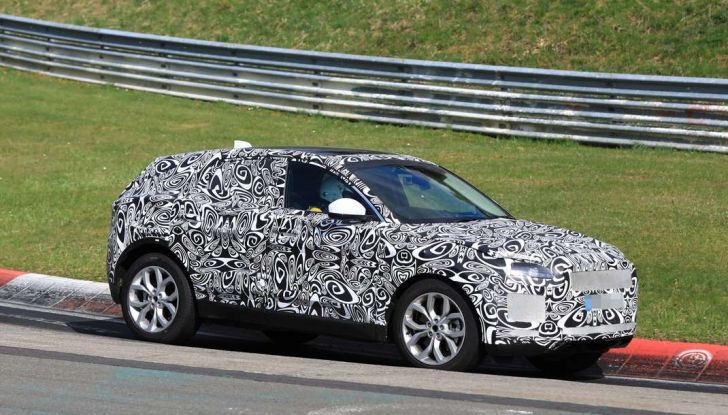Jaguar E-Pace 2018, prime immagini spia dei test dinamici - Foto 6 di 13