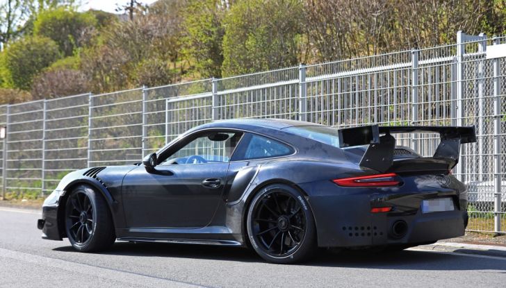 Porsche 911 GT2 2018, prime foto al Nurburgring - Foto 11 di 23