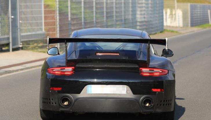 Porsche 911 GT2 2018, prime foto al Nurburgring - Foto 12 di 23