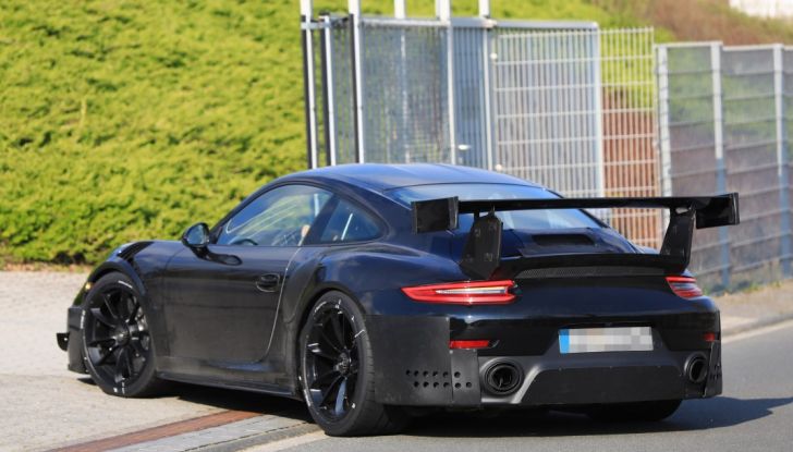 Porsche 911 GT2 2018, prime foto al Nurburgring - Foto 14 di 23