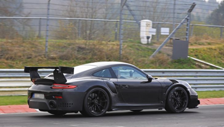 Porsche 911 GT2 2018, prime foto al Nurburgring - Foto 18 di 23