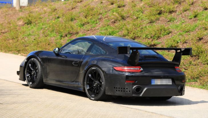Porsche 911 GT2 2018, prime foto al Nurburgring - Foto 6 di 23