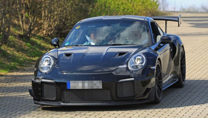 Porsche 911 GT2 2018, prime foto al Nurburgring - Foto 3 di 23