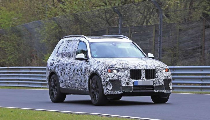 BMW X7 prime immagini spia e dettagli del nuovo SUV di lusso - Foto 1 di 15