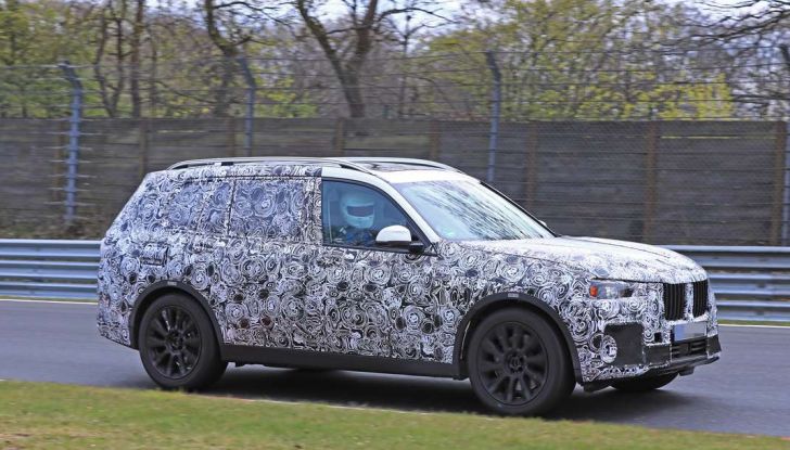 BMW X7 prime immagini spia e dettagli del nuovo SUV di lusso - Foto 4 di 15