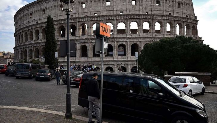 Vuoi lavorare per Uber come tassista? Dal 2030 solo con auto elettriche - Foto 3 di 7