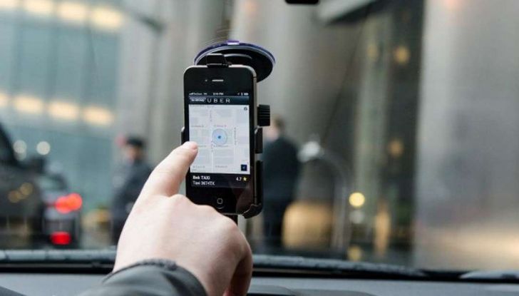 Vuoi lavorare per Uber come tassista? Dal 2030 solo con auto elettriche - Foto 6 di 7