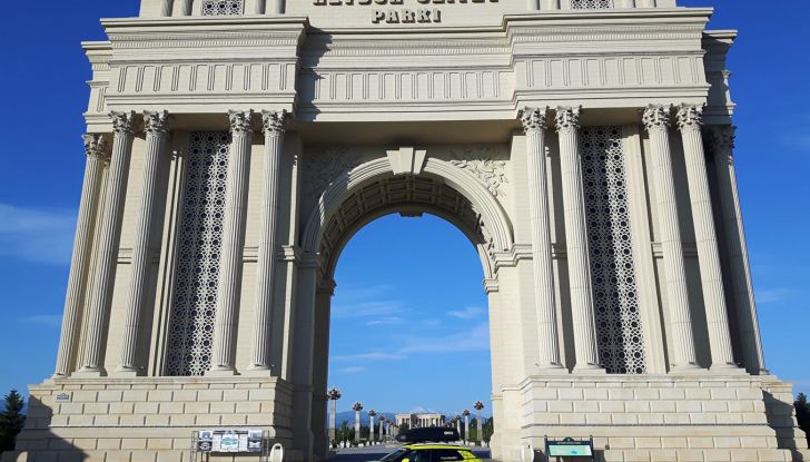 Citroën Avventura Gialla 2017: la C4 Cactus dal Mar Nero al Mar Caspio - Foto 2 di 5