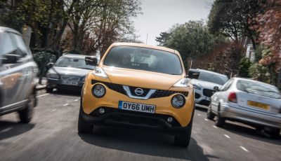 Smartphone alla guida, Nissan prova ad affrontare il problema con una scoperta del 1800