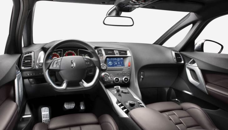 DS 5 Hybrid4, prova su strada della 5 porte ibrida - Foto 6 di 6