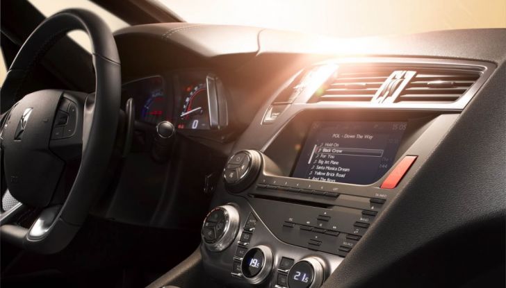 DS 5 Hybrid4, prova su strada della 5 porte ibrida - Foto 2 di 6